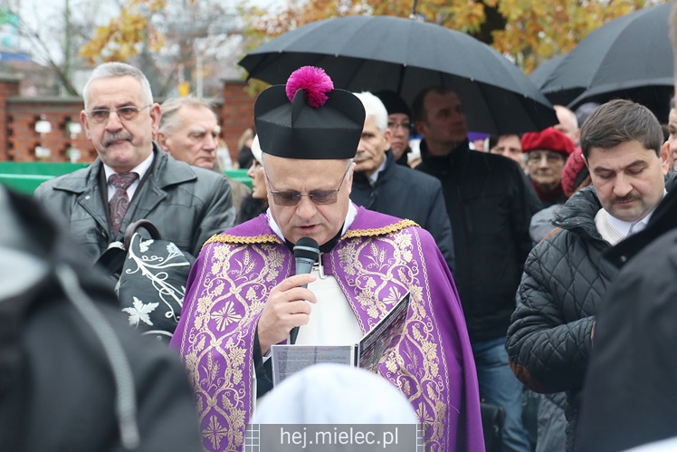 Spokojna uroczystość Wszystkich Świętych w Mielcu. Na cmentarzach tłumy, na drogach korki