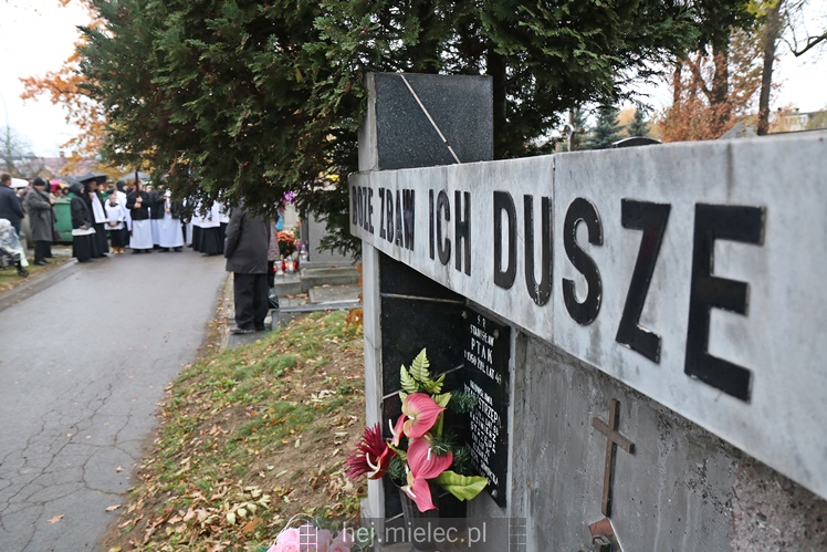 Spokojna uroczystość Wszystkich Świętych w Mielcu. Na cmentarzach tłumy, na drogach korki