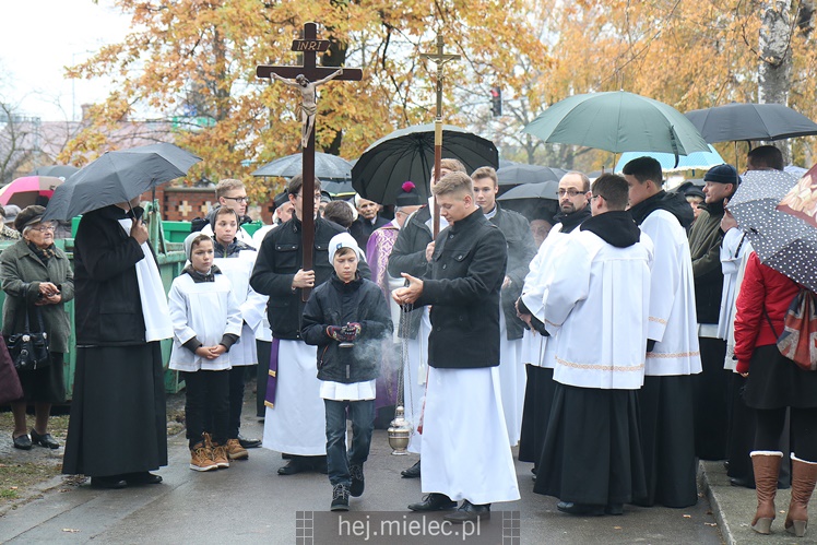 Spokojna uroczystość Wszystkich Świętych w Mielcu. Na cmentarzach tłumy, na drogach korki