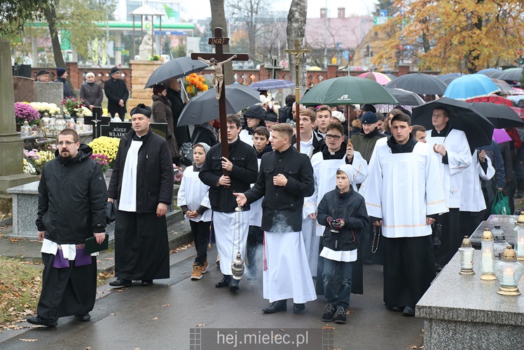 Spokojna uroczystość Wszystkich Świętych w Mielcu. Na cmentarzach tłumy, na drogach korki
