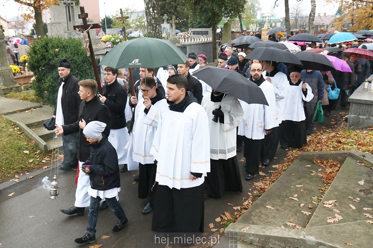 Spokojna uroczystość Wszystkich Świętych w Mielcu. Na cmentarzach tłumy, na drogach korki