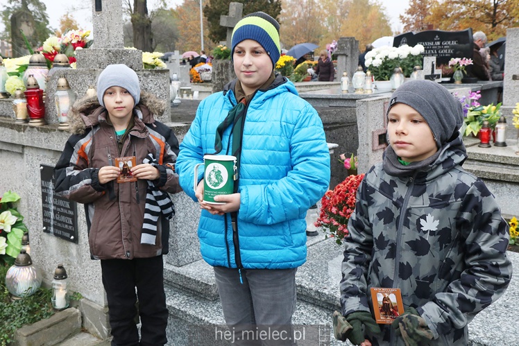 Spokojna uroczystość Wszystkich Świętych w Mielcu. Na cmentarzach tłumy, na drogach korki