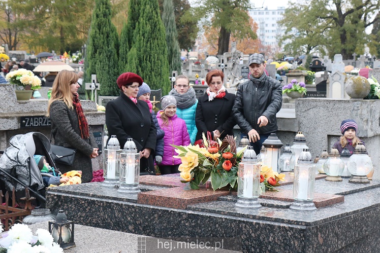 Spokojna uroczystość Wszystkich Świętych w Mielcu. Na cmentarzach tłumy, na drogach korki