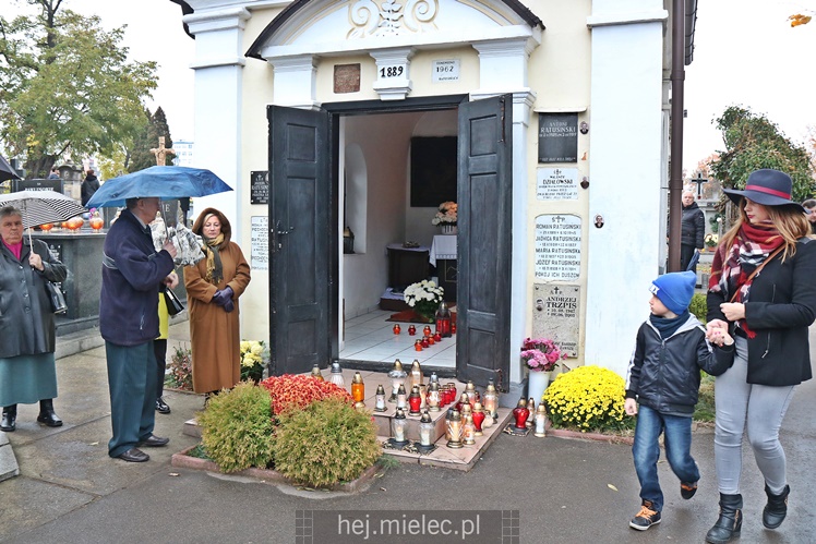 Spokojna uroczystość Wszystkich Świętych w Mielcu. Na cmentarzach tłumy, na drogach korki