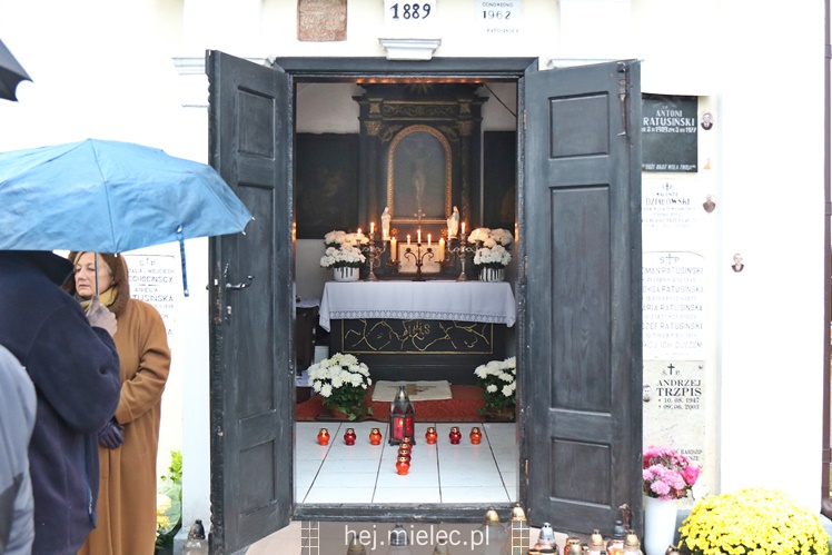 Spokojna uroczystość Wszystkich Świętych w Mielcu. Na cmentarzach tłumy, na drogach korki