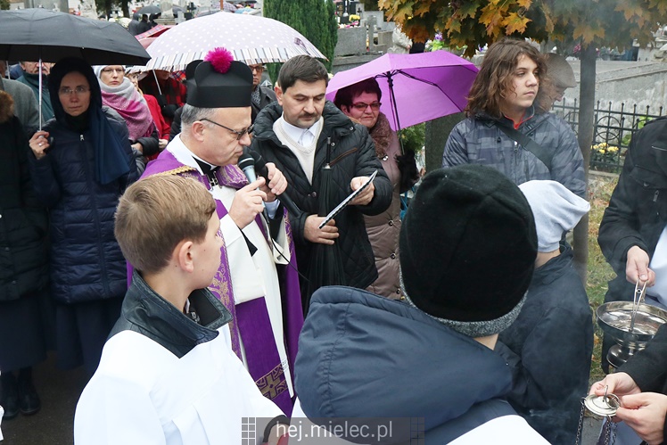 Spokojna uroczystość Wszystkich Świętych w Mielcu. Na cmentarzach tłumy, na drogach korki