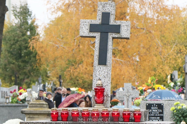 Spokojna uroczystość Wszystkich Świętych w Mielcu. Na cmentarzach tłumy, na drogach korki