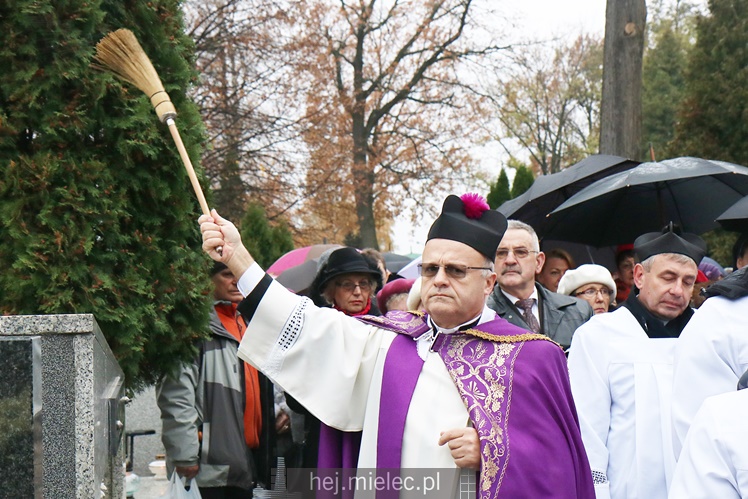 Spokojna uroczystość Wszystkich Świętych w Mielcu. Na cmentarzach tłumy, na drogach korki