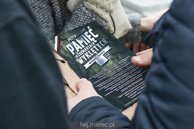 Spokojna uroczystość Wszystkich Świętych w Mielcu. Na cmentarzach tłumy, na drogach korki