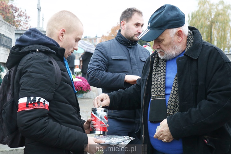 Spokojna uroczystość Wszystkich Świętych w Mielcu. Na cmentarzach tłumy, na drogach korki