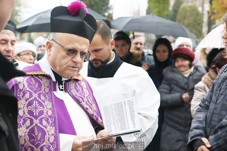Spokojna uroczystość Wszystkich Świętych w Mielcu. Na cmentarzach tłumy, na drogach korki