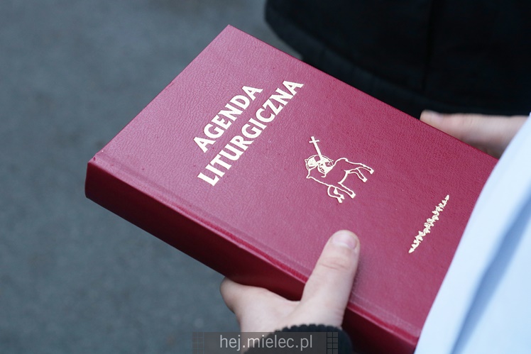 Spokojna uroczystość Wszystkich Świętych w Mielcu. Na cmentarzach tłumy, na drogach korki