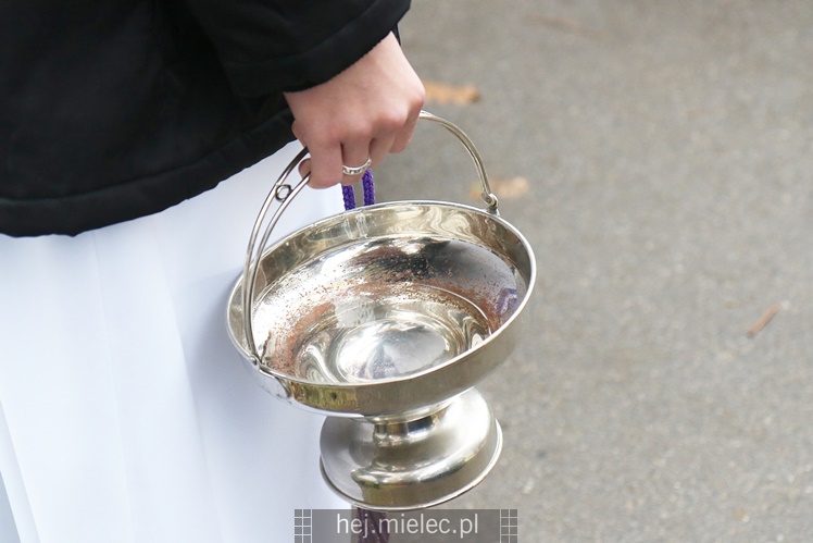 Spokojna uroczystość Wszystkich Świętych w Mielcu. Na cmentarzach tłumy, na drogach korki