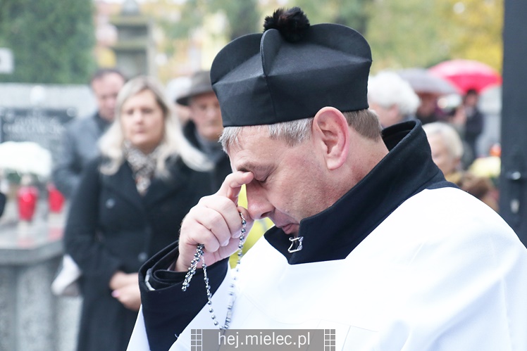 Spokojna uroczystość Wszystkich Świętych w Mielcu. Na cmentarzach tłumy, na drogach korki