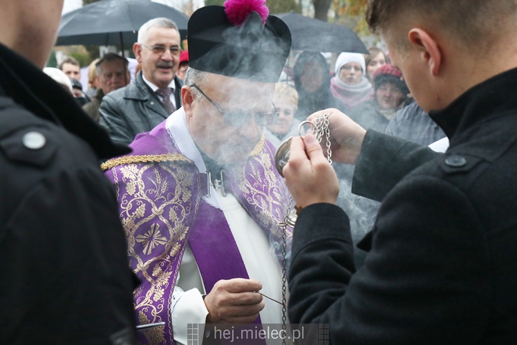 Spokojna uroczystość Wszystkich Świętych w Mielcu. Na cmentarzach tłumy, na drogach korki