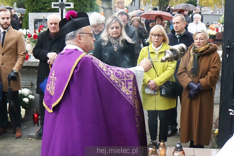 Spokojna uroczystość Wszystkich Świętych w Mielcu. Na cmentarzach tłumy, na drogach korki