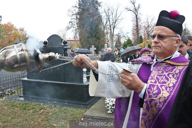 Spokojna uroczystość Wszystkich Świętych w Mielcu. Na cmentarzach tłumy, na drogach korki