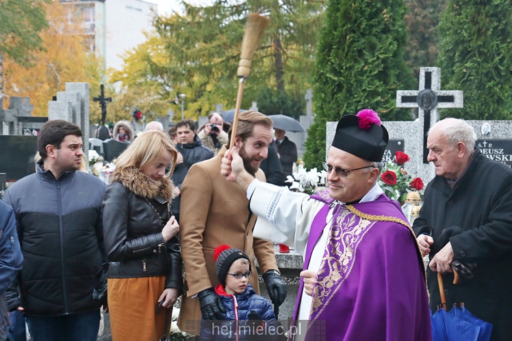 Spokojna uroczystość Wszystkich Świętych w Mielcu. Na cmentarzach tłumy, na drogach korki