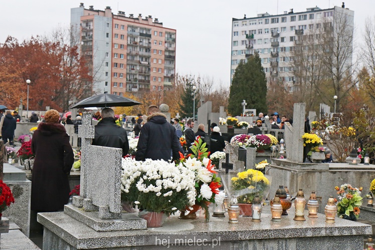 Spokojna uroczystość Wszystkich Świętych w Mielcu. Na cmentarzach tłumy, na drogach korki