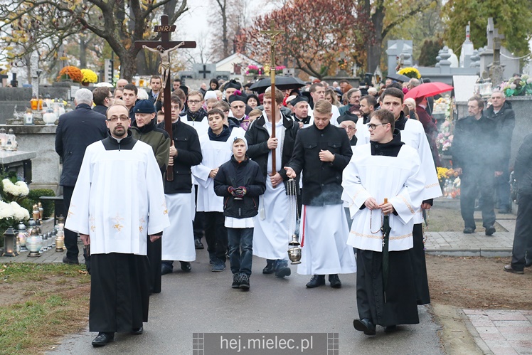 Spokojna uroczystość Wszystkich Świętych w Mielcu. Na cmentarzach tłumy, na drogach korki