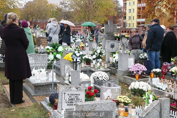 Spokojna uroczystość Wszystkich Świętych w Mielcu. Na cmentarzach tłumy, na drogach korki