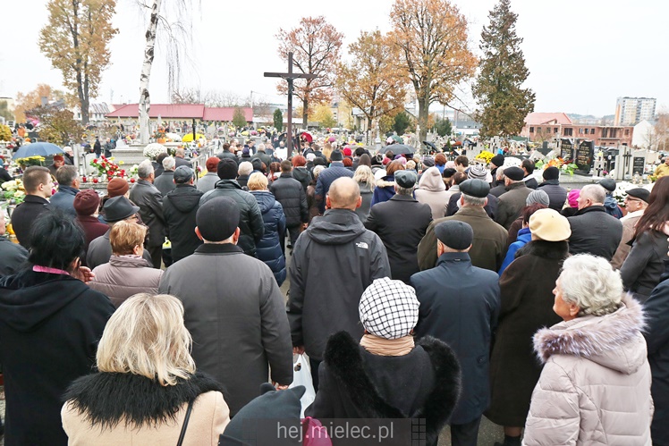 Spokojna uroczystość Wszystkich Świętych w Mielcu. Na cmentarzach tłumy, na drogach korki