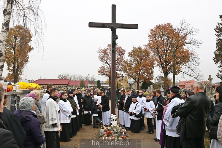 Spokojna uroczystość Wszystkich Świętych w Mielcu. Na cmentarzach tłumy, na drogach korki