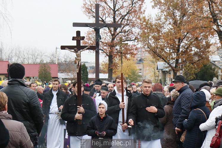 Spokojna uroczystość Wszystkich Świętych w Mielcu. Na cmentarzach tłumy, na drogach korki