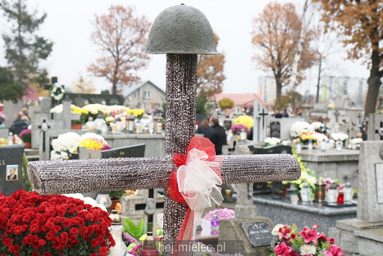 Spokojna uroczystość Wszystkich Świętych w Mielcu. Na cmentarzach tłumy, na drogach korki