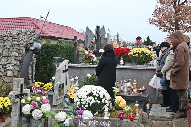 Spokojna uroczystość Wszystkich Świętych w Mielcu. Na cmentarzach tłumy, na drogach korki