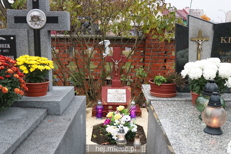 Spokojna uroczystość Wszystkich Świętych w Mielcu. Na cmentarzach tłumy, na drogach korki