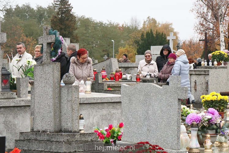 Spokojna uroczystość Wszystkich Świętych w Mielcu. Na cmentarzach tłumy, na drogach korki