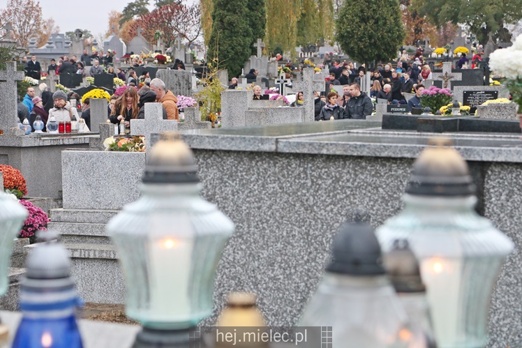 Spokojna uroczystość Wszystkich Świętych w Mielcu. Na cmentarzach tłumy, na drogach korki