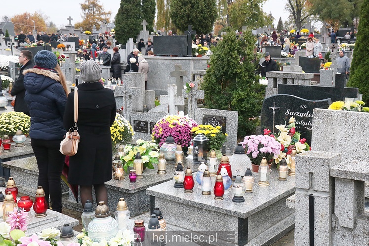 Spokojna uroczystość Wszystkich Świętych w Mielcu. Na cmentarzach tłumy, na drogach korki