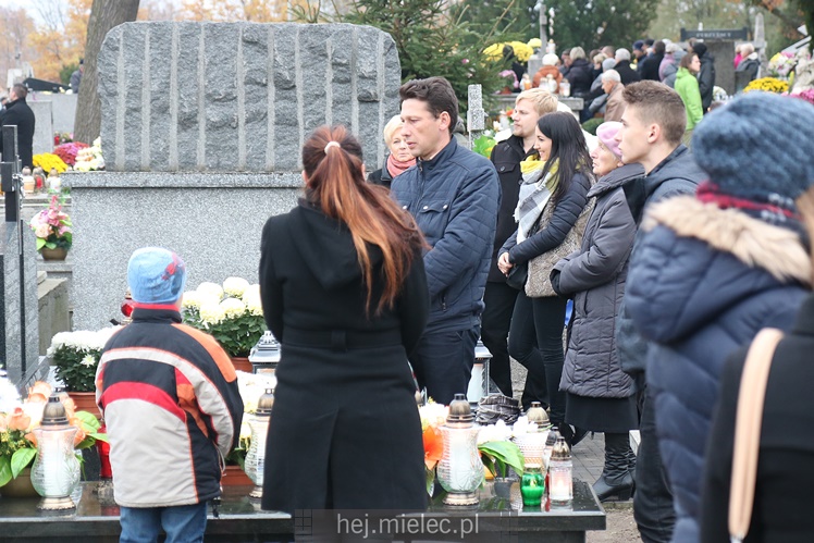 Spokojna uroczystość Wszystkich Świętych w Mielcu. Na cmentarzach tłumy, na drogach korki