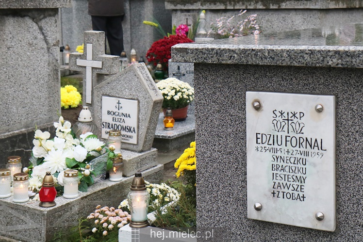 Spokojna uroczystość Wszystkich Świętych w Mielcu. Na cmentarzach tłumy, na drogach korki