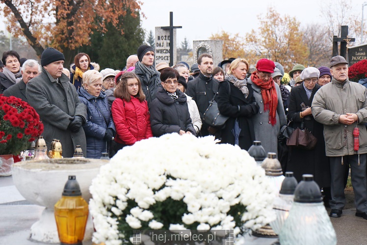 Spokojna uroczystość Wszystkich Świętych w Mielcu. Na cmentarzach tłumy, na drogach korki