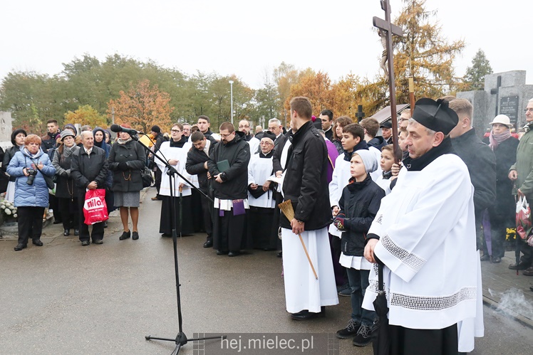 Spokojna uroczystość Wszystkich Świętych w Mielcu. Na cmentarzach tłumy, na drogach korki