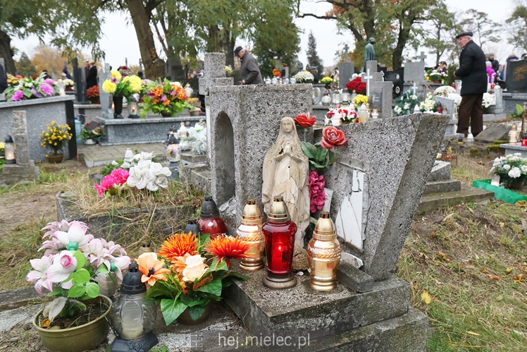 Spokojna uroczystość Wszystkich Świętych w Mielcu. Na cmentarzach tłumy, na drogach korki