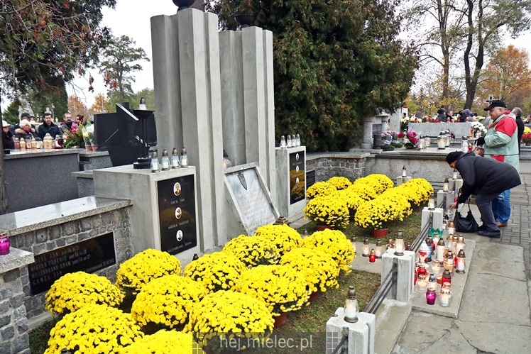 Spokojna uroczystość Wszystkich Świętych w Mielcu. Na cmentarzach tłumy, na drogach korki