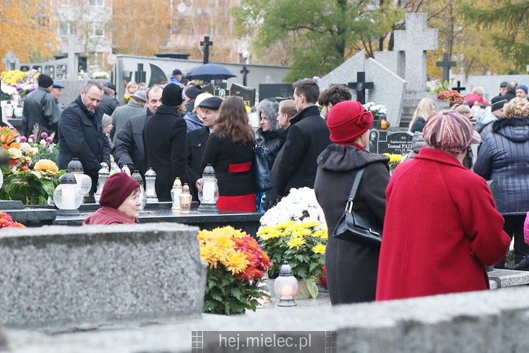 Spokojna uroczystość Wszystkich Świętych w Mielcu. Na cmentarzach tłumy, na drogach korki