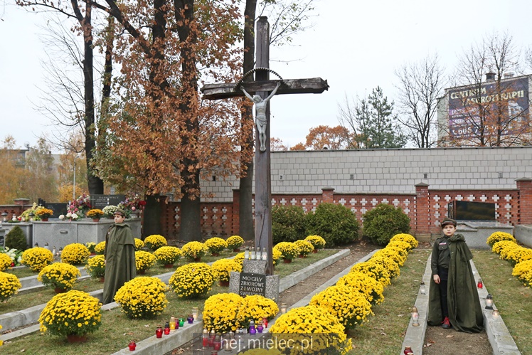 Spokojna uroczystość Wszystkich Świętych w Mielcu. Na cmentarzach tłumy, na drogach korki