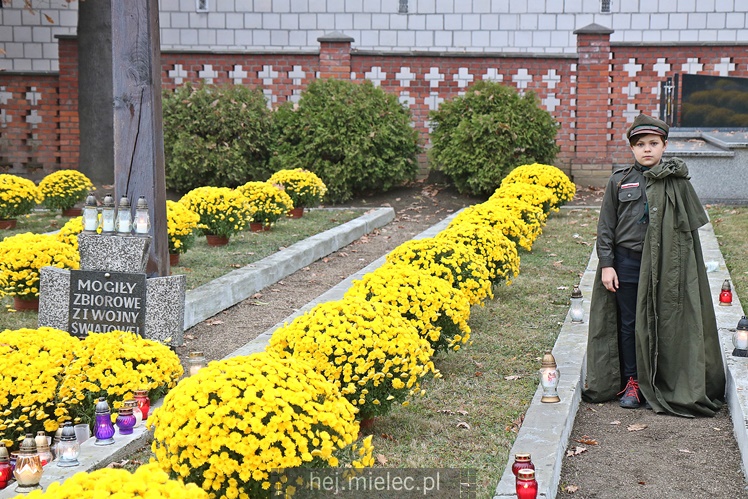 Spokojna uroczystość Wszystkich Świętych w Mielcu. Na cmentarzach tłumy, na drogach korki