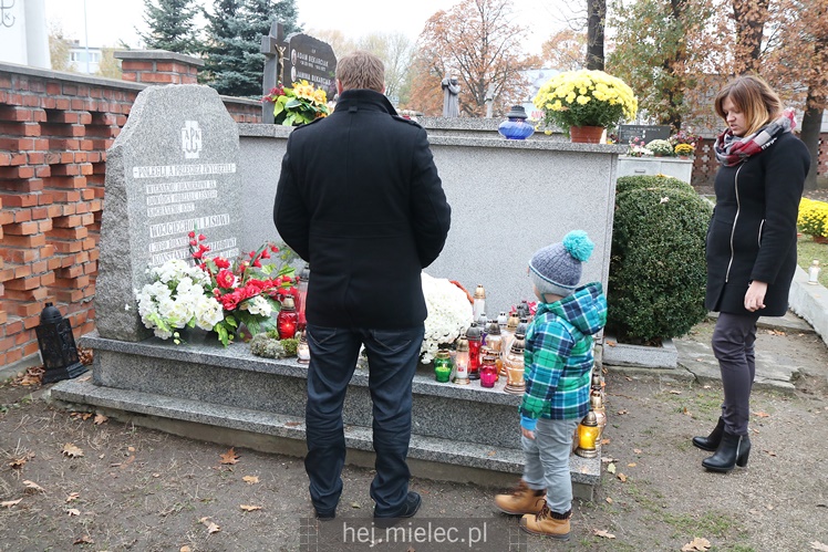 Spokojna uroczystość Wszystkich Świętych w Mielcu. Na cmentarzach tłumy, na drogach korki