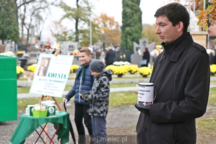 Spokojna uroczystość Wszystkich Świętych w Mielcu. Na cmentarzach tłumy, na drogach korki