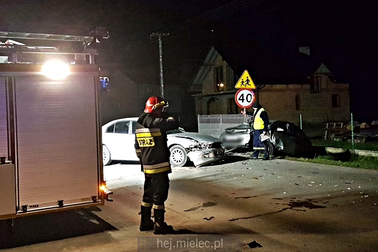Wypadek w Podleszanach. Droga powiatowa zablokowana