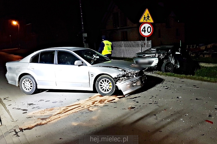 Wypadek w Podleszanach. Droga powiatowa zablokowana