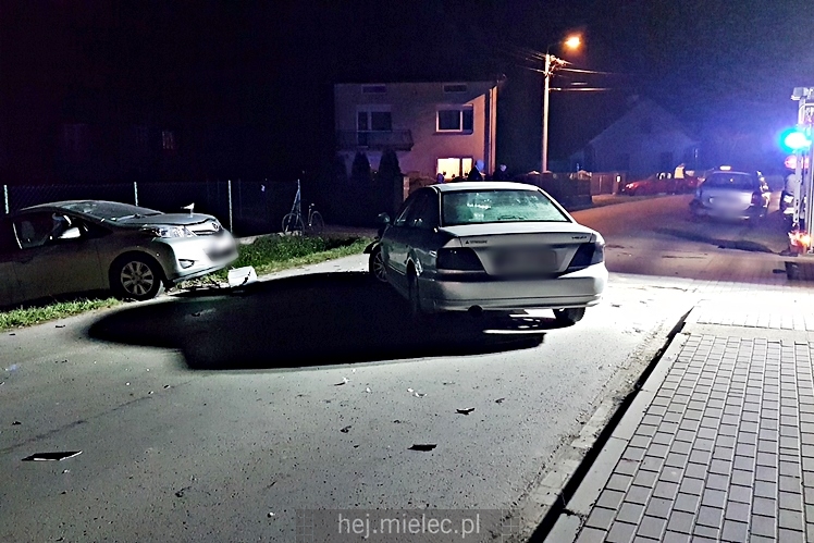 Wypadek w Podleszanach. Droga powiatowa zablokowana