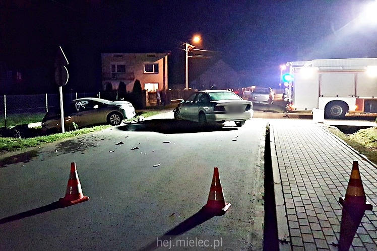 Wypadek w Podleszanach. Droga powiatowa zablokowana