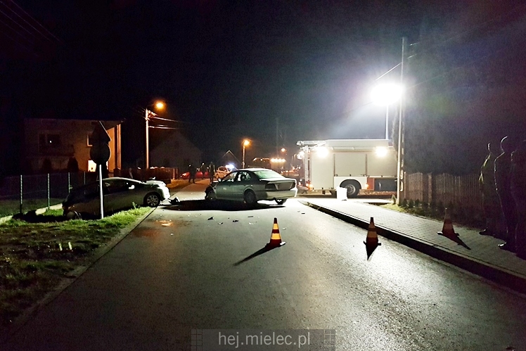Wypadek w Podleszanach. Droga powiatowa zablokowana